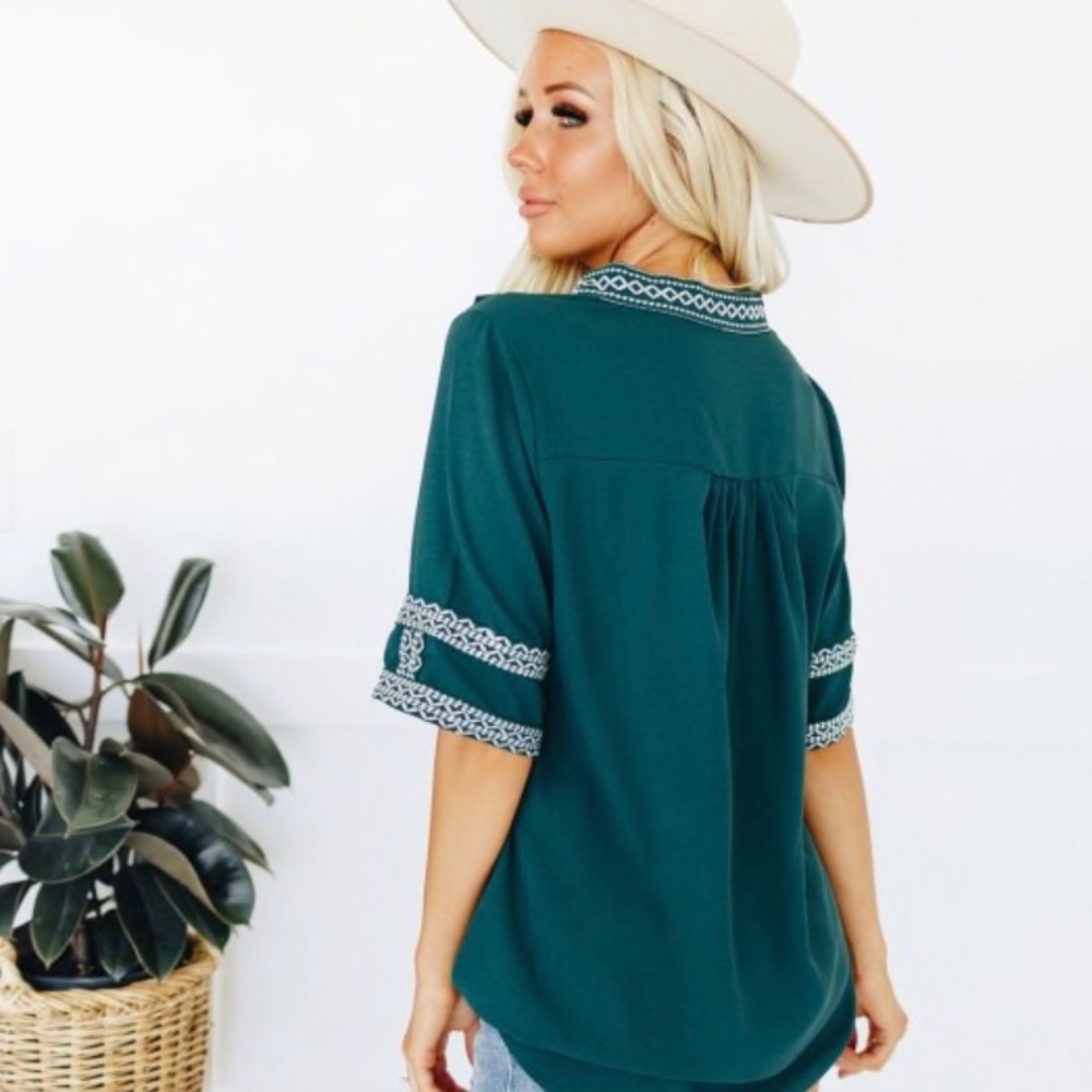 🎉HP!🎉 Beautiful Green and White Elbow Length Top - Picture 2 of 3